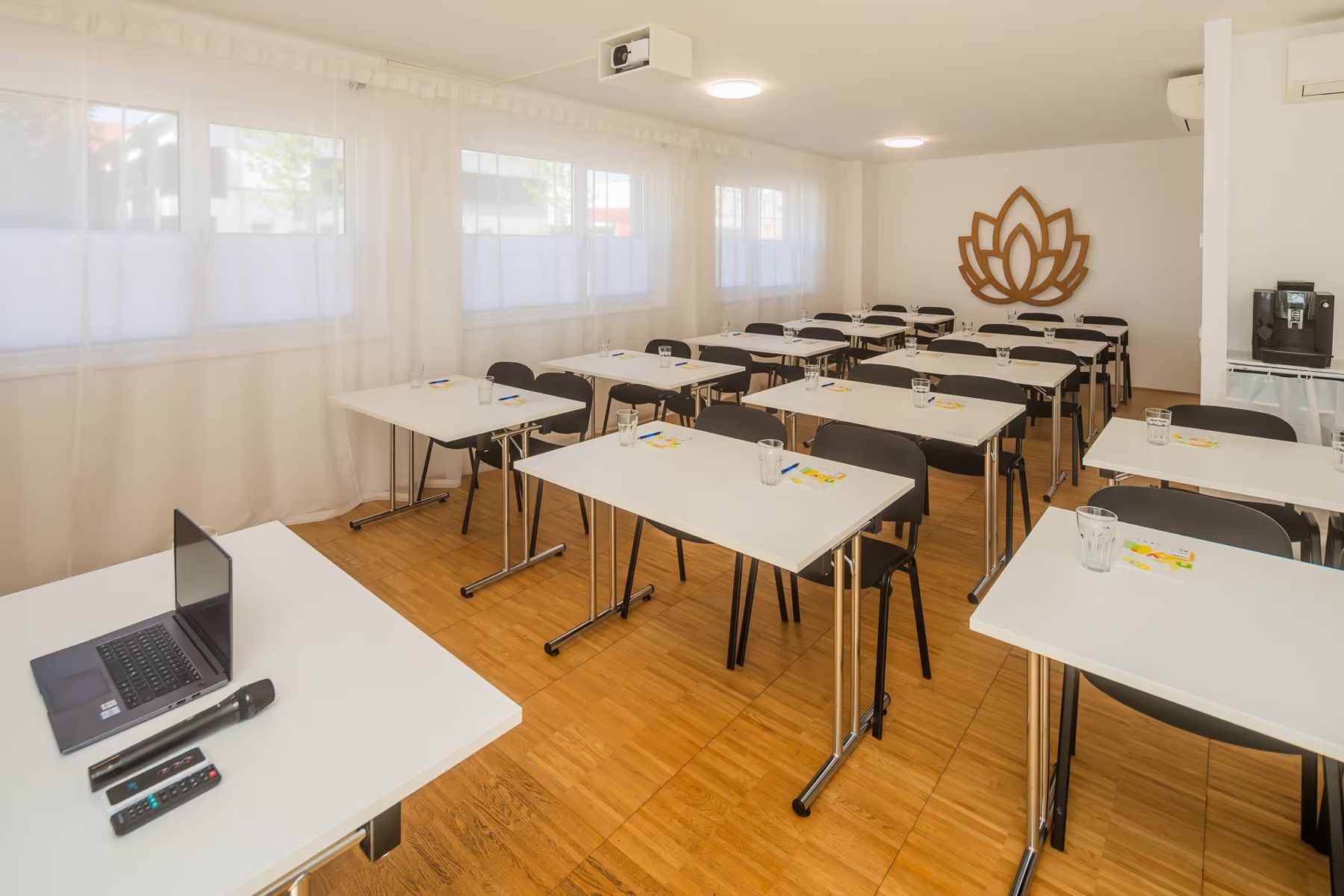 Schulungsbestuhlung mit Laptop, Funkmikrofon und Beamer