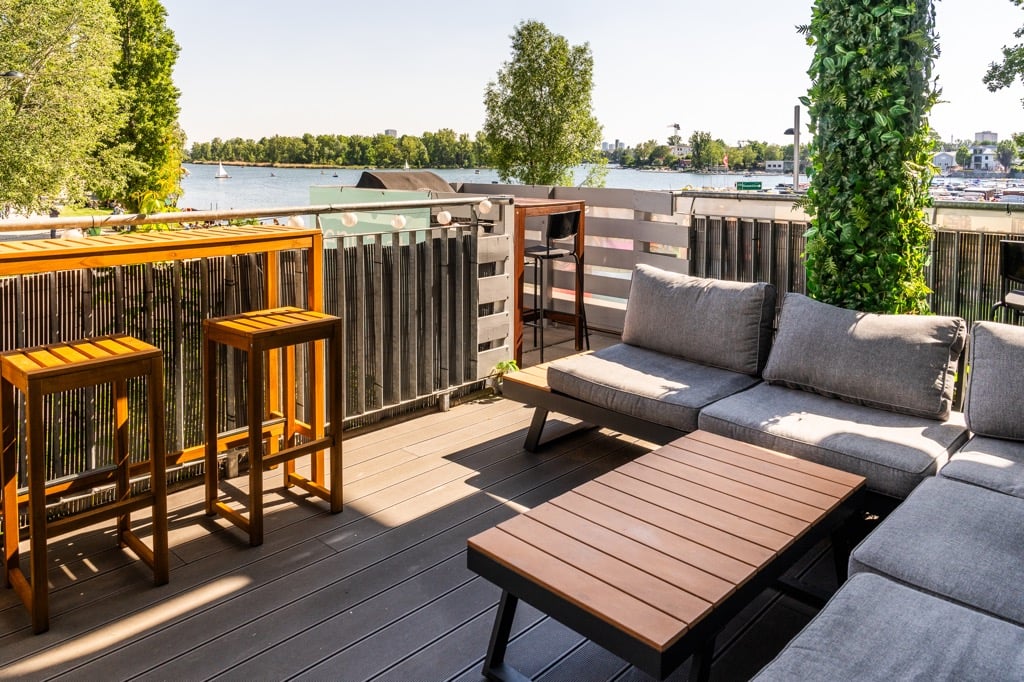 Terrasse mit Lounge und Blick auf die Alte Donau